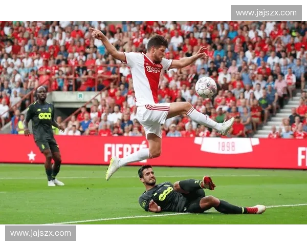 欧冠直播全场录像精彩回放与战术解析球队表现全面呈现